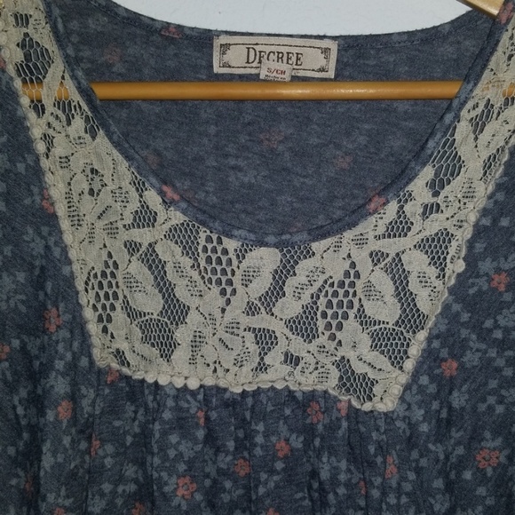 Decree | Flowy Floral & Lace Top - Picture 3 of 6